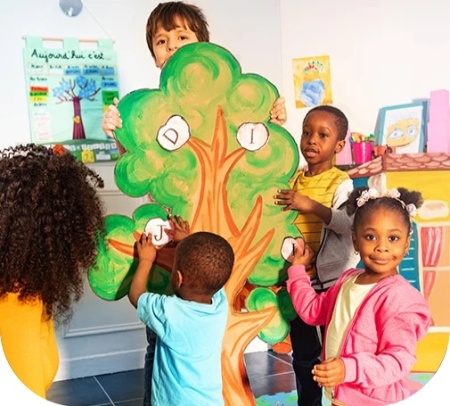 image d'enfants avec un arbre en dessin