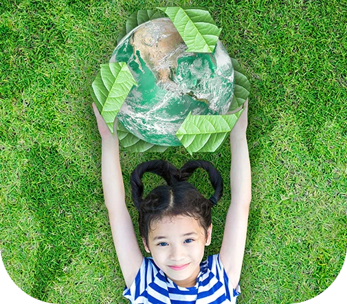 image d'un enfant avec une planète dans la main