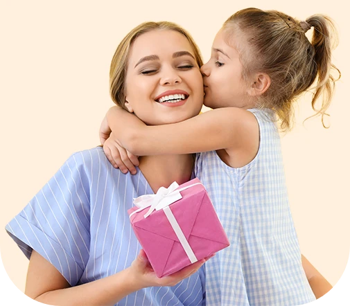 image d'une maman qui offre un cadeau à sa fille